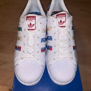 New Women size 9 Adidas Superstar